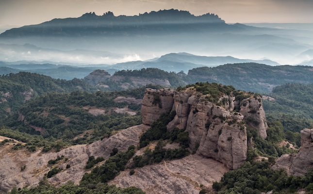 El Parc Natural de Sant Llorenç del Munt i l’Obac, amb la muntanya de Montserrat al fons