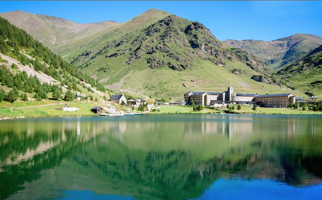 La vall de Núria, amb el santuari i l'estany La vall de Núria, amb el santuari i l'estany