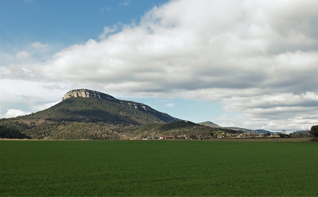Els cingles de Sant Roc i el pla de Sant Joan, a Sant Martí de Llémena