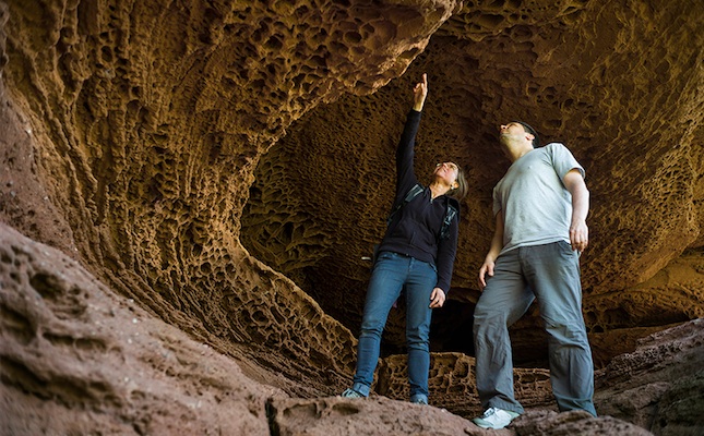 Paula Santamaria i Josep Pedret, assenyalant unes formes que recorden a la forja de les portes de la Pedrera