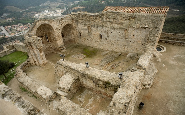 Vista aèria de l’església de Santa Maria, al recinte del castell de Claramunt