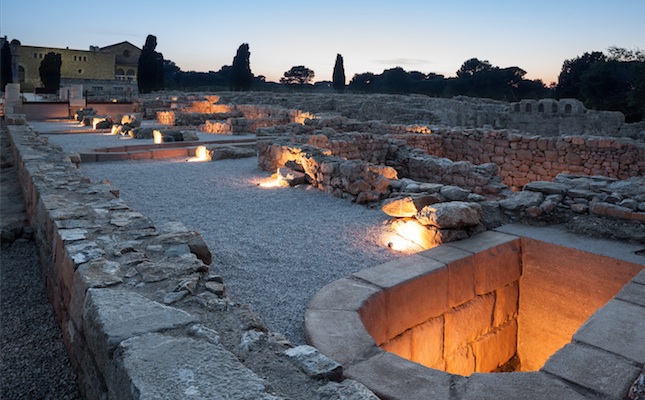 El jaciment d’Empúries, amb la il·luminació de nit