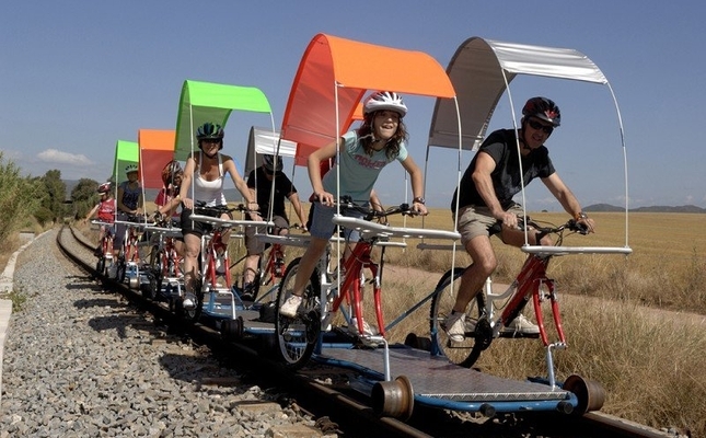 Les bicicletes roden sobre les vies del tren en la proposta de l’Ecorail del Cardener