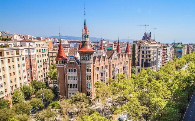 Vista general de la Casa de les Punxes, entre l’avinguda Diagonal i el carrer de Rosselló
