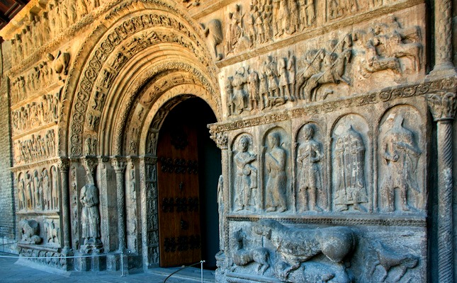 La portalada del monestir de Santa Maria de Ripoll, abans de la restauració