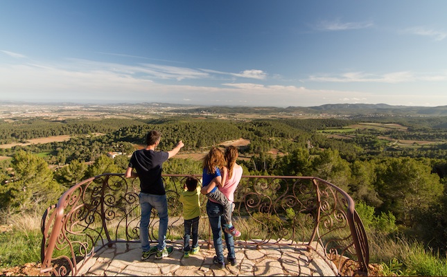 Una família, al Miravinya de Font-rubí