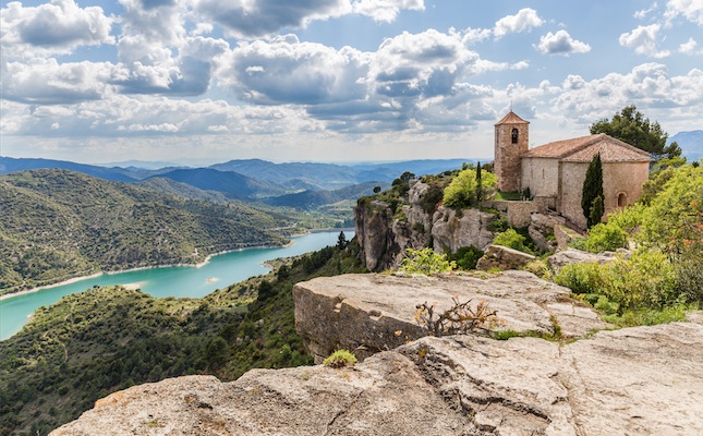 Des de Santa Maria de Siurana, hi ha una vista excel·lent de la serra de Montsant