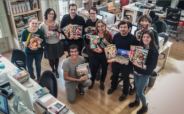 Treballadors de Sàpiens Publicacions, amb revistes i llibres que publica la cooperativa