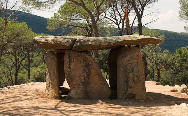 El dolmen de Pedra Gentil és una de les restes megalítiques del Parc del Montnegre i el Corredor