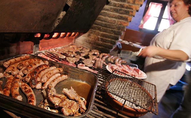 Preparant carn a la brasa a Cal Ganxo
