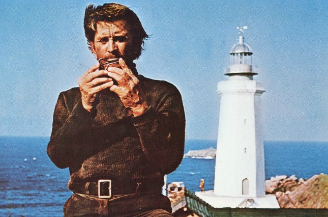 Kirk Douglas al cap de Creus davant del far desaparegut