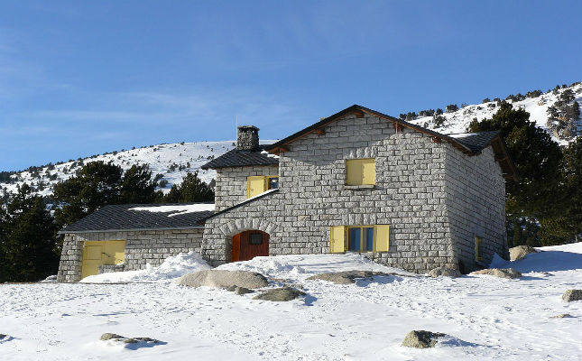 Exterior del refugi de Malniu durant l'hivern Exterior del refugi de Malniu durant l'hivern