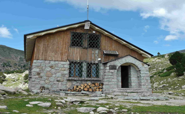 Façana del refugi Estanys de la Pera Façana del refugi Estanys de la Pera