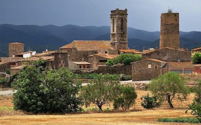 El nucli de Cruïlles, amb les Gavarres al fons 