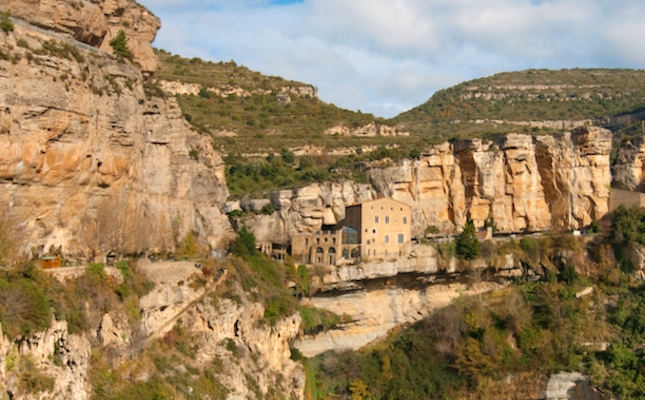 Sant Miquel del Fai i els cingles de Bertí