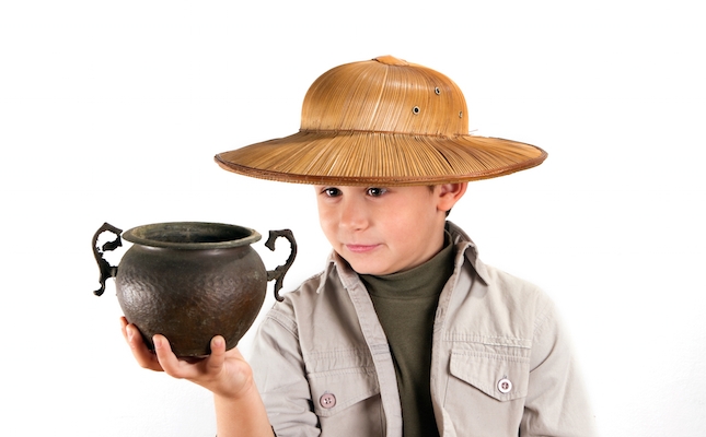Un nen en un taller d'arqueologia