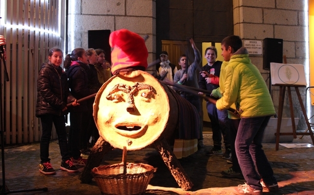 El tió gegant de la Fira del Tió d'Arbúcies