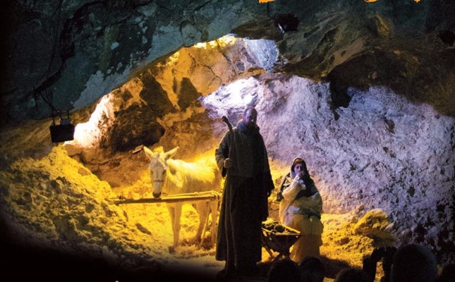 La cova on neix Jesús, al pessebre vivent de Les Gunyoles d'Avinyonet.
