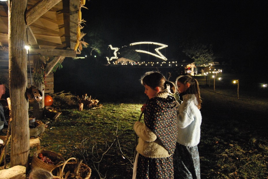 Escena del Pessebre vivent de Joanetes amb l'estrella il·luminada al fons