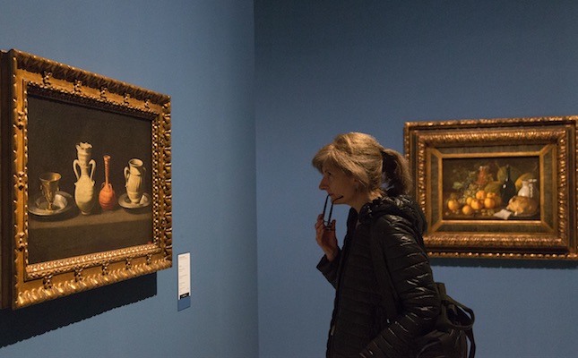 Una visitant, al Museu Nacional, davant la pintura 'Natura morta d'atuells', de Francisco de Zurbarán