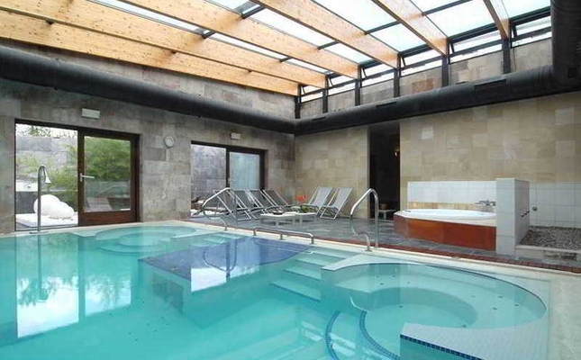 Piscina amb jacuzzi al Mas Passamaner