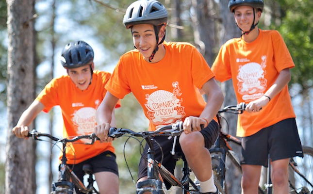 Uns nois amb bici, en unes colònies de la Fundació Pere Tarrés