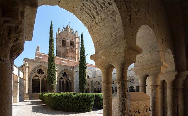 El cimbori de Santa Maria de Vallbona, vist des d'una galeria del claustre El cimbori de Santa Maria de Vallbona, vist des d'una galeria del claustre