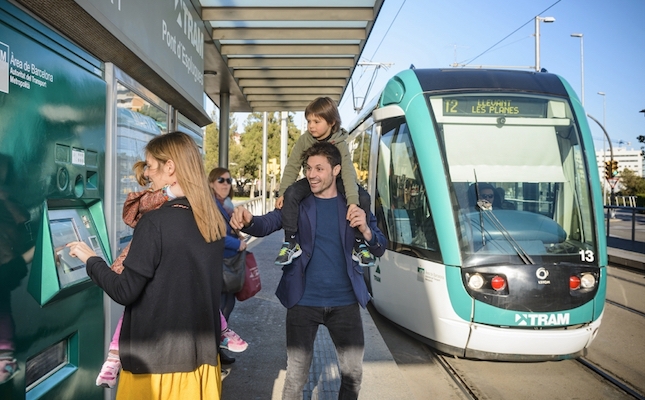 Una família, en una estació del TRAM de la xarxa Trambaix