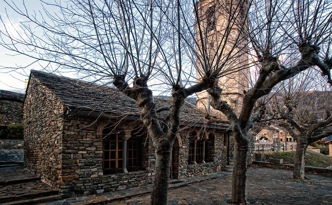 L'església romànica de Sant Vicenç es troba enmig del nucli de Planoles L'església romànica de Sant Vicenç es troba enmig del nucli de Planoles