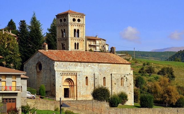 L'església de Santa Cecília de Molló és una notable mostra del romànic pirinenc L'església de Santa Cecília de Molló és una notable mostra del romànic pirinenc