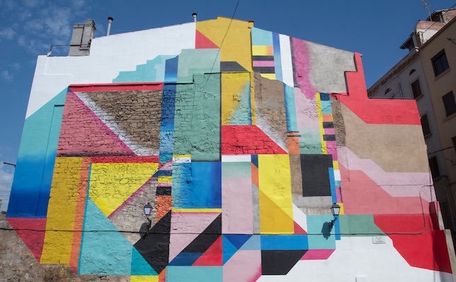 L'artista Ovni ha fet un gran mural a la plaça de la Mel de Manresa