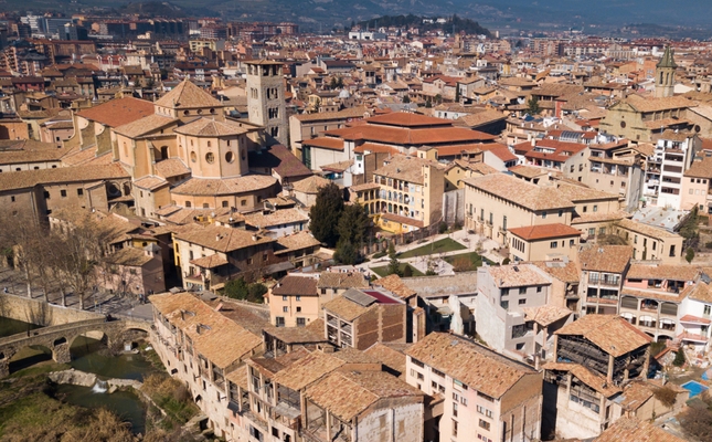 La catedral de Vic s’eleva per sobre el nucli històric de la localitat La catedral de Vic s’eleva per sobre el nucli històric de la localitat