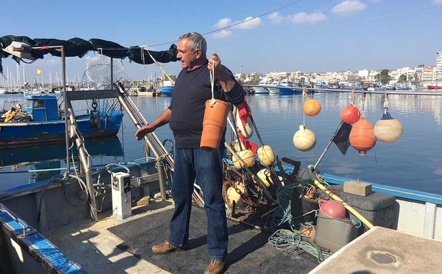 Pescador conduint l'activitat 'Puja a la barca' Pescador conduint l'activitat 'Puja a la barca'