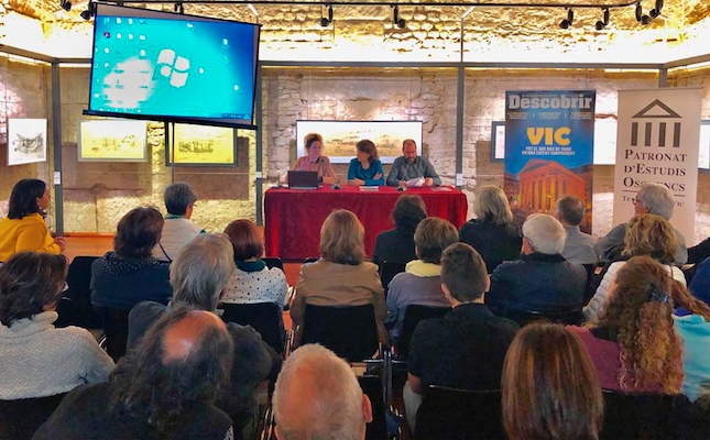 Un moment de la presentació del DESCOBRIR al temple romà de Vic
