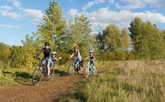 Una família, d'excursió per la natura amb bicicleta