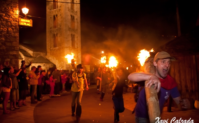 Fallers arribant al centre de Taüll amb les falles enceses