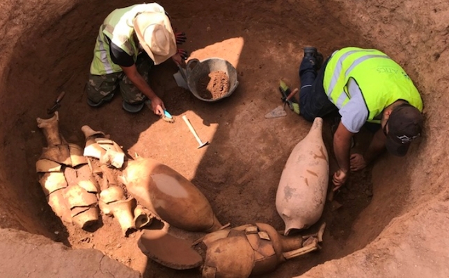 Uns arqueòlegs treballen en el solar de Badalona on s'ha trobat una vil·la romana