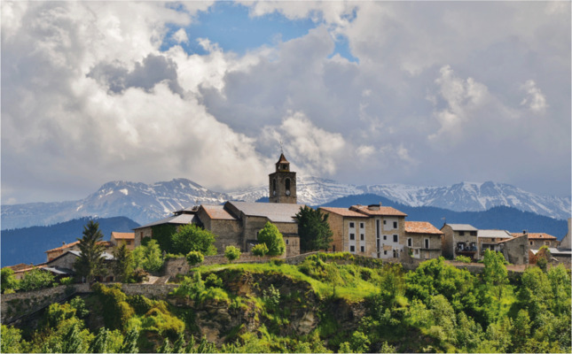Bellver de Cerdanya amb el campanar de l'església de Santa Maria de Talló de teló de fons Bellver de Cerdanya amb el campanar de l'església de Santa Maria de Talló de teló de fons