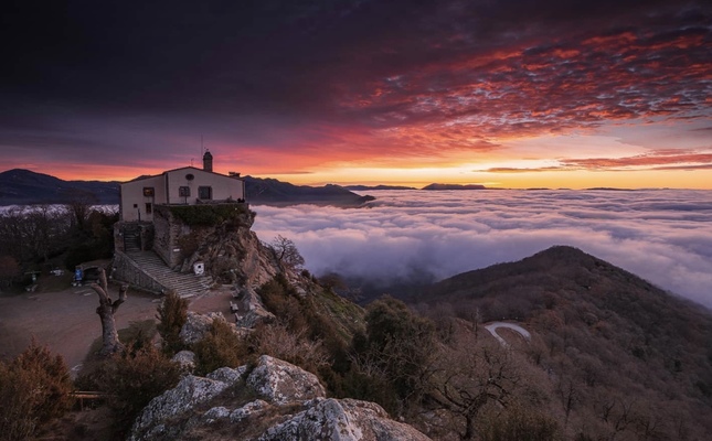 El santuari de Bellmunt amb un mar de núvols