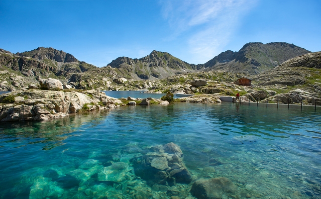 L'estany de la Colomina amb el refugi al fons 