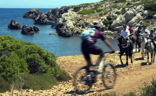Cavalls i bicicletes conflueixen al Camí de Cavalls de Menorca. Cavalls i bicicletes conflueixen al Camí de Cavalls de Menorca.