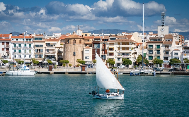 El port de Cambrils, amb la seva característica torre al centre El port de Cambrils, amb la seva característica torre al centre