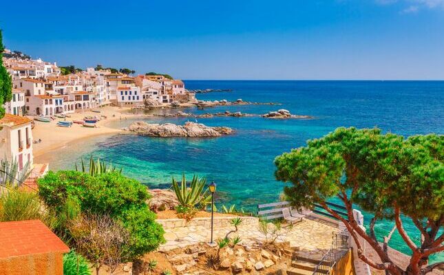 Calella de Palafrugell manté l'essència de poble de pescadors de casetes blanques Calella de Palafrugell manté l'essència de poble de pescadors de casetes blanques