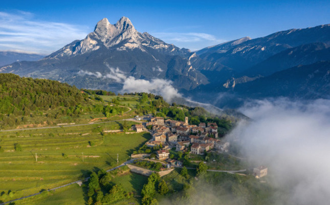 Vistes del Pedraforca des del poble de Saldes Vistes del Pedraforca des del poble de Saldes