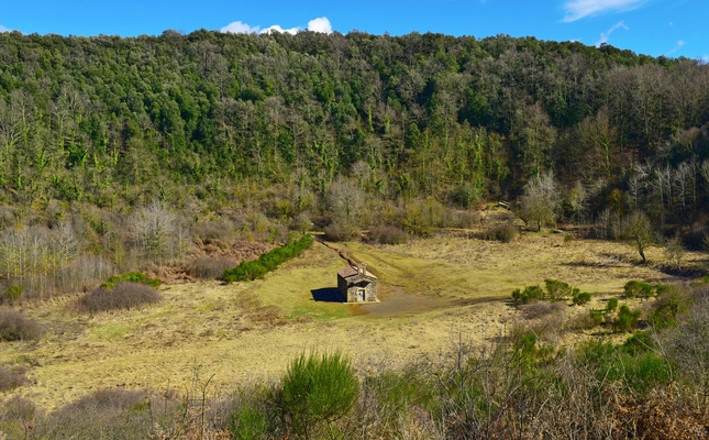 El cràter de Santa Margarida té una ermita al mig El cràter de Santa Margarida té una ermita al mig