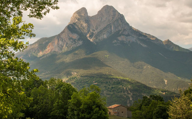 La vista des del menjador de l'Hostal Pedraforca sembla una postal