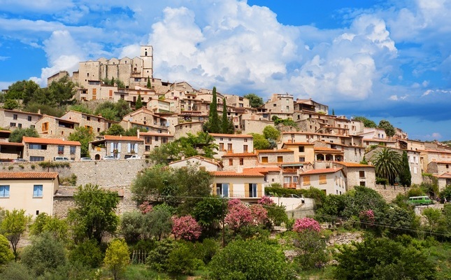 El poble d'Eus coronat per l'església de Sant Vicenç El poble d'Eus coronat per l'església de Sant Vicenç
