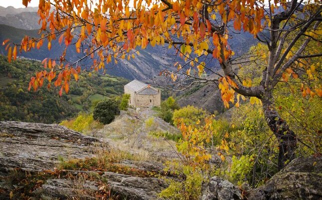L'ermita de la Mare de Déu de la Serra té les millors vistes a la vall de Tírvia L'ermita de la Mare de Déu de la Serra té les millors vistes a la vall de Tírvia