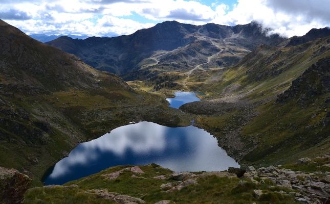 Vistes dels estanys de Tristaina, que emulen un paisatge de fantasia Vistes dels estanys de Tristaina, que emulen un paisatge de fantasia