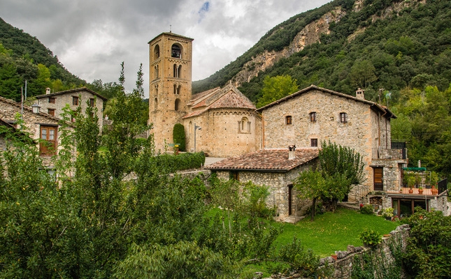 Beget és un nucli medieval preciós coronat per l'església romànica de Sant Cristòfol Beget és un nucli medieval preciós coronat per l'església romànica de Sant Cristòfol